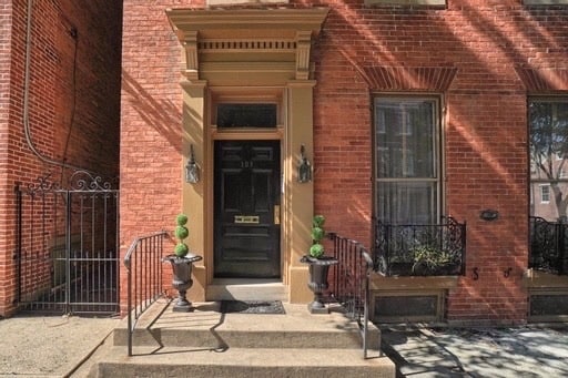 Front - 105 W 3rd St Unit Apt 3