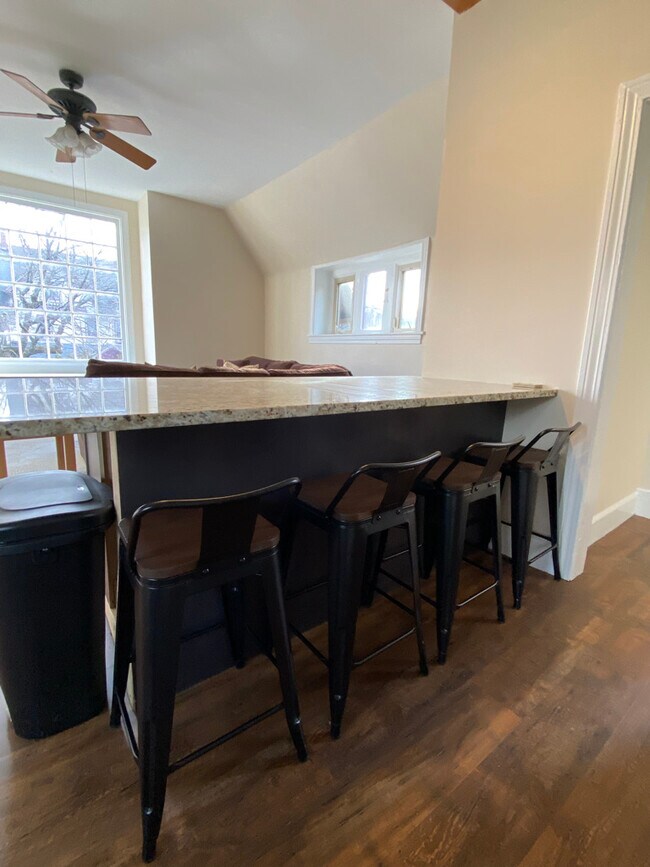 904 W 4th St Unit 1