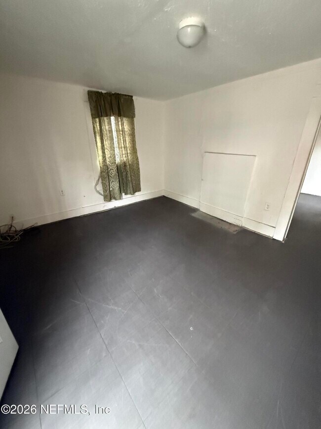 Photo - 1649 State St W