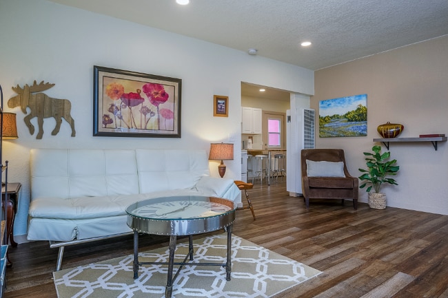 Photo - 339 5th St W Apartamento Unidad A