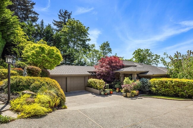Building Photo - Luxury Mercer Island Retreat | Lake Views & Minutes to Seattle!!!
