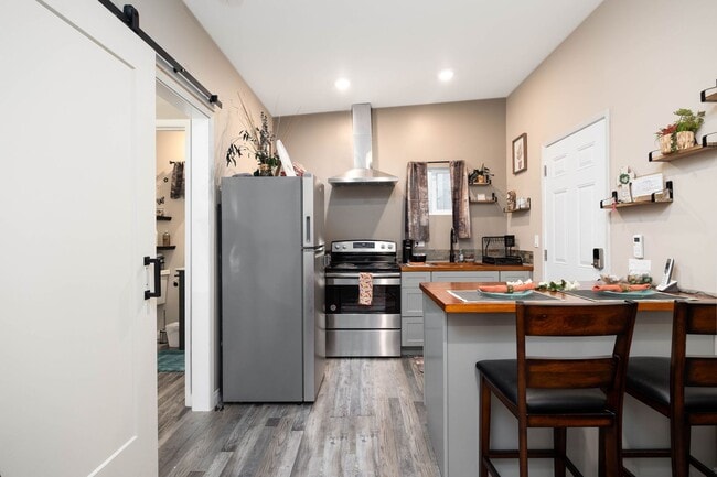 Photo - Furnished Granny Flat with Yard!! Small Do...