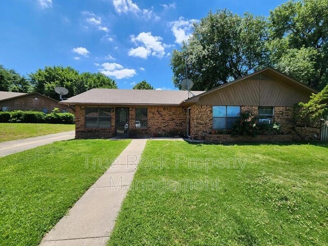 Building Photo - 2501 Oakhurst Dr