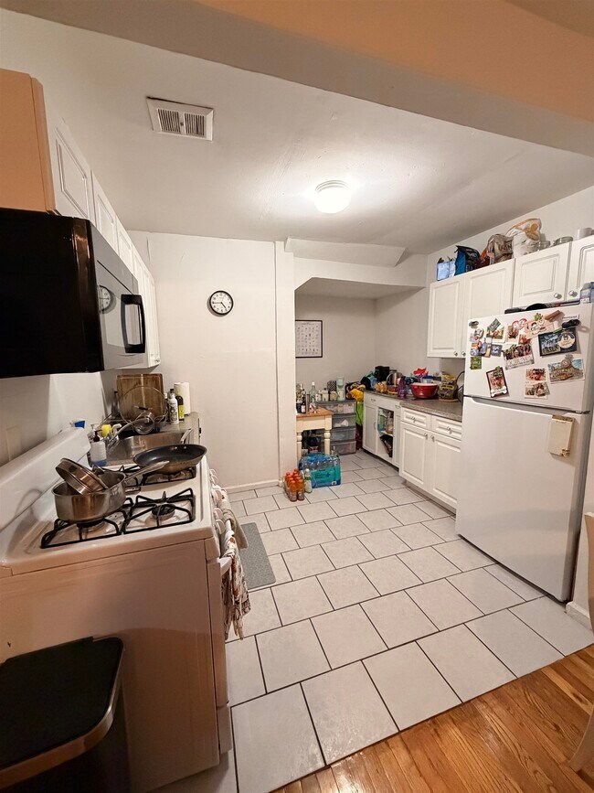Building Photo - 217 10th St Unit A