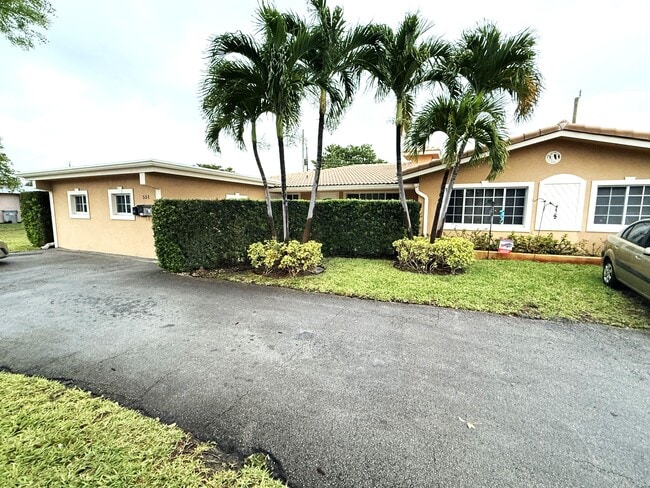 Building Photo - 551 SE 15th St Unit W