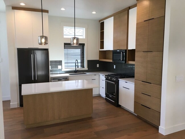 Photo - 145 W Heising Dr
