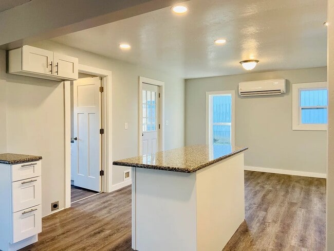 Photo - 320 W Walnut St