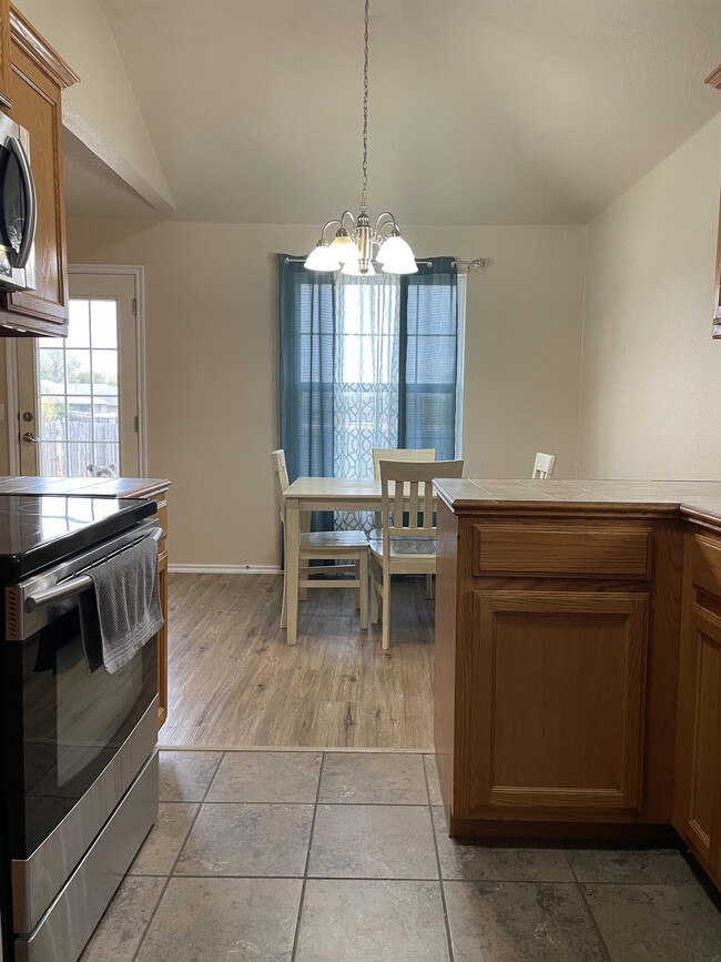 2513 Queenston Ave