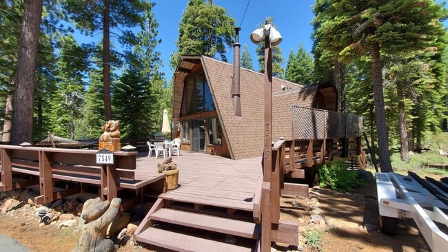 Building Photo - Spacious and Bright Cottage in Quiet Cul-d... Rental