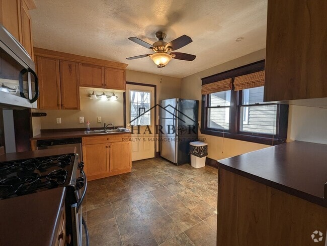 Building Photo - Charming single family home with beautiful...