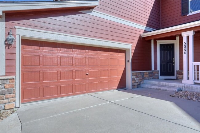 Photo - Awesome 3bed/3bath/2car garage on a quiet street in Aurora!