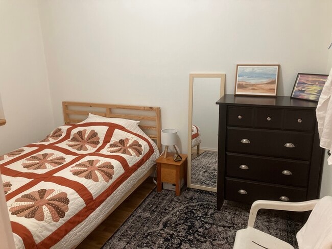 Double bed - 10840 SW 55th Ave Unit Ground floor
