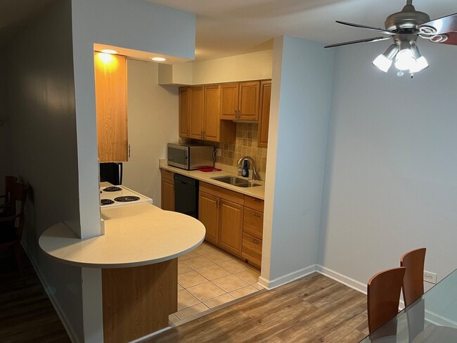 Building Photo - 6105 Knoll Valley Dr Unit 104