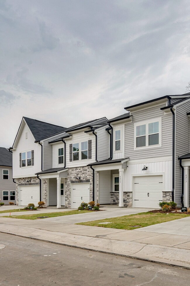 Building Photo - 3-Bed Townhome in RTP