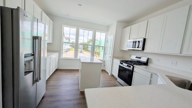 Photo - 525 Red Oak Cir