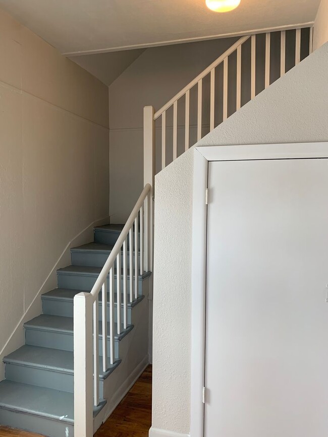 Photo - 4 BEDROOM, 1 BATHROOM, SINGLE FAMILY HOME, CONVENIENT DOWNTOWN LOCATION!