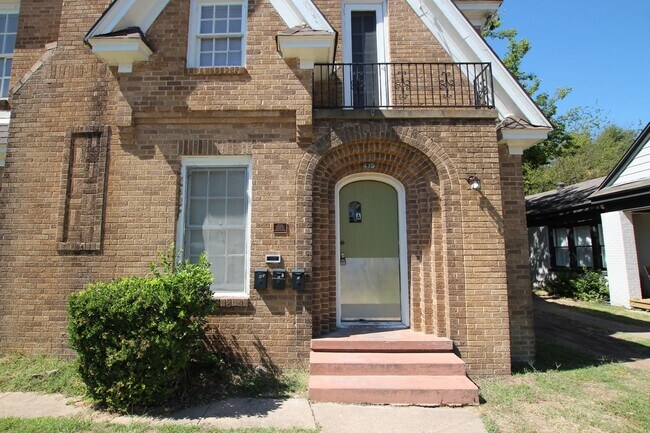 Photo - College Ave Triplex Unidad A- Upstairs