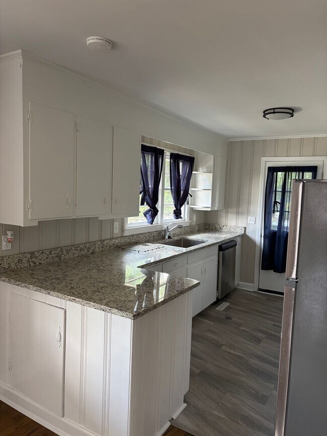 Photo - Beautiful brick home, Fully fenced in yard!!