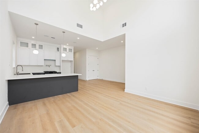 Photo - 422 E 41st St