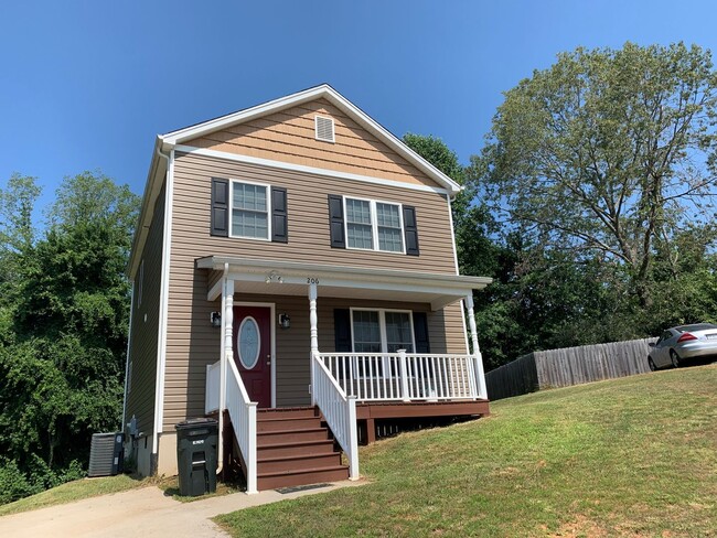 2 Story House off Lakeside Drive. - 2 Story House off Lakeside Drive.