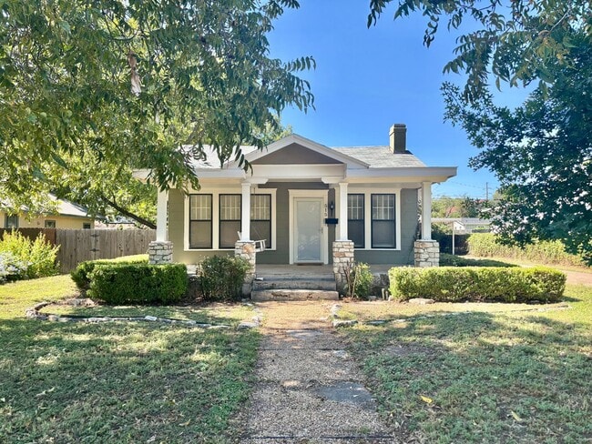 Building Photo - COMING MAY 2026!!!! - Charming Home + Tons of Space!