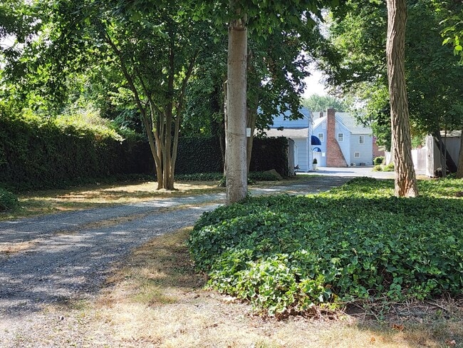 Building Photo - 463 Montauk Hwy Unit 1R