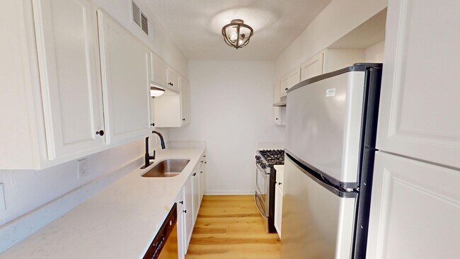 Photo - Central Austin One Bedroom Gem – Walk to Central Market! Unidad 2707-102