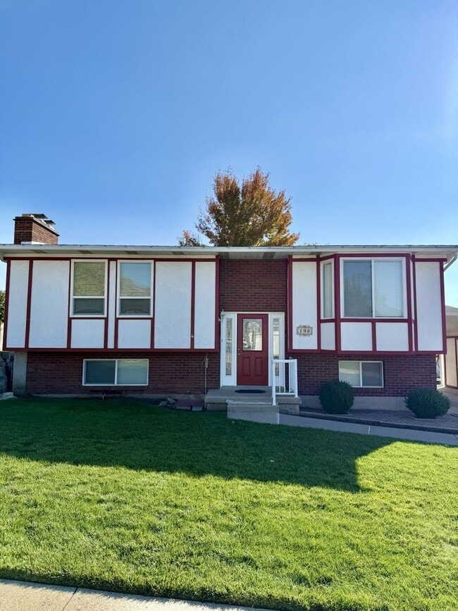 Building Photo - Charming 4-Bedroom Home in the Heart of Ce...