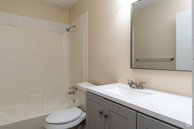 2BR, 1BA - 900SF