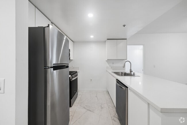 2BR, 2BA - 1,200SF - Kitchen - 939 Palm Avenue