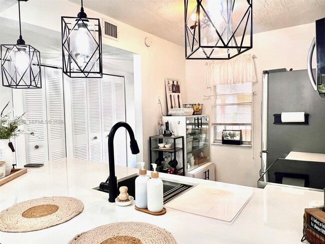 Building Photo - 2811 Somerset Dr Unit 211