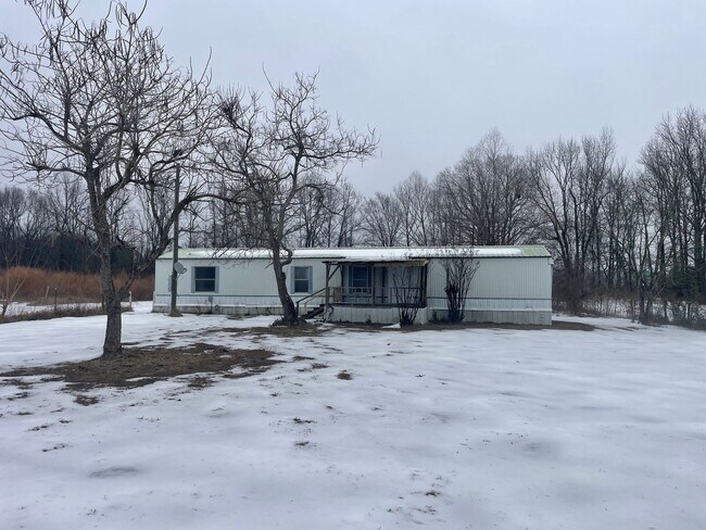 Photo - Country living with spacious front and backyard - 3 beds/ 2bath available now