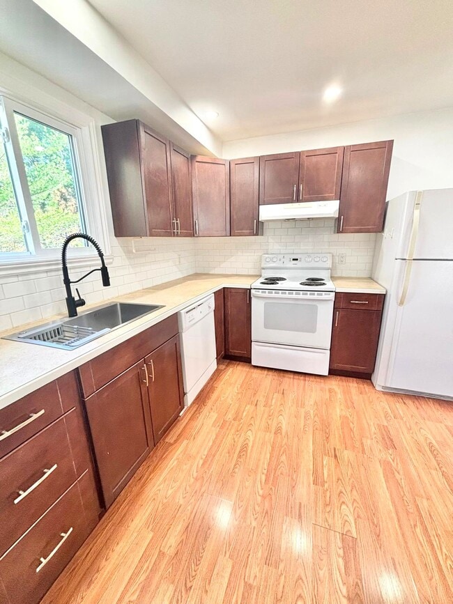 Building Photo - Spacious 1-Bedroom Apartment for Rent - Available December 1st Unit 1