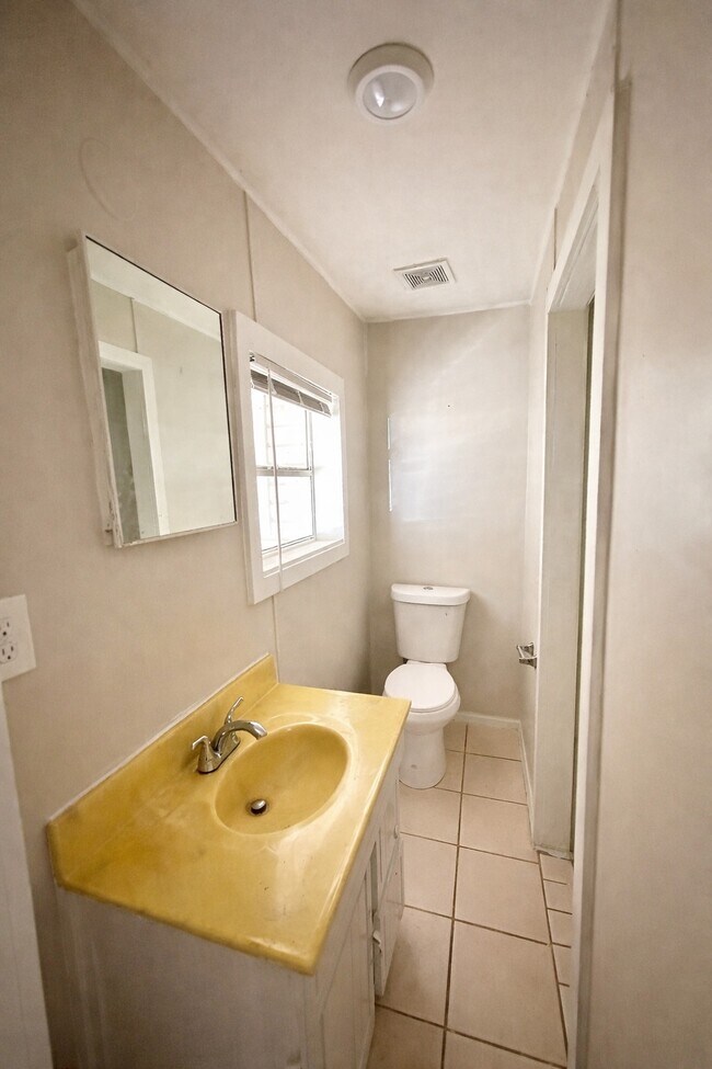 Photo - 925 Woodward Rd