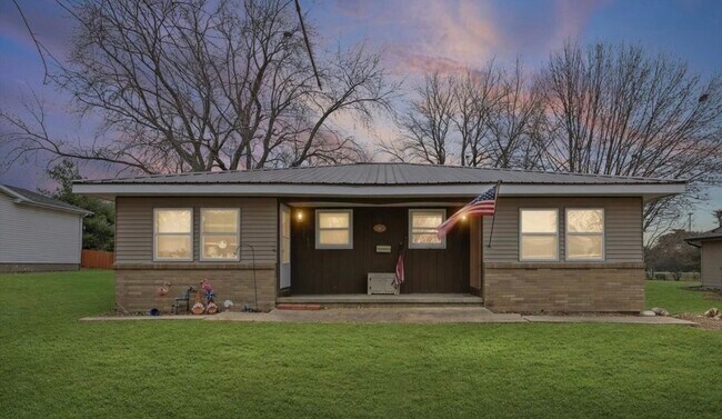 Building Photo - 618 Meadow Lane St