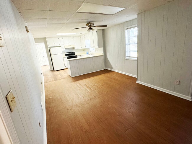 Vista de la cocina a la espaciosa sala familiar - 986 Level Creek Rd