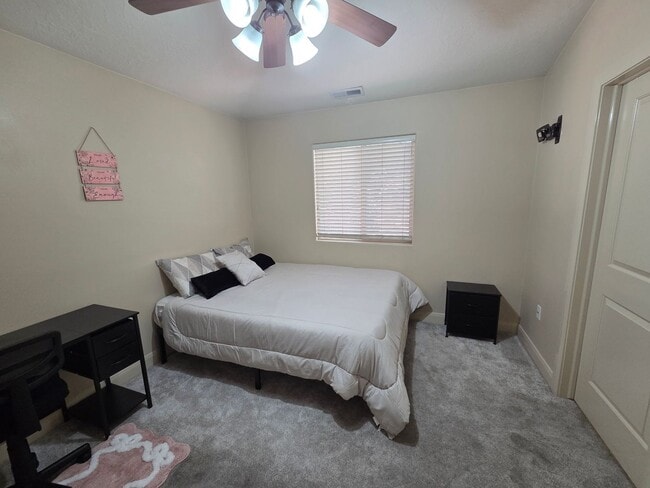 Building Photo - FURNISHED Famale Roomate Opportunity Rental