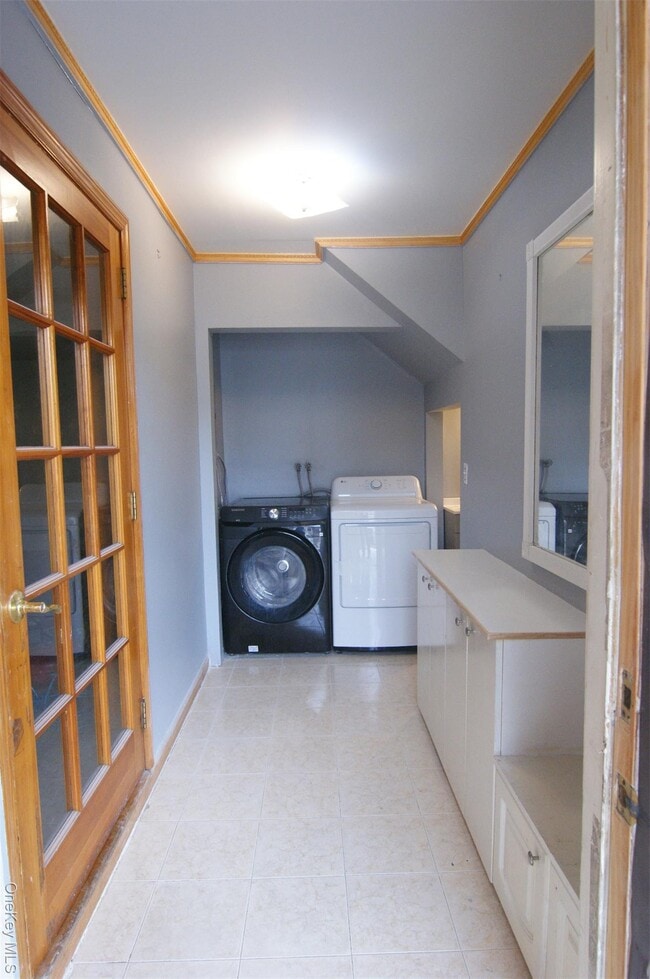 Building Photo - 58-40 254th St Unit 1F+Backyard