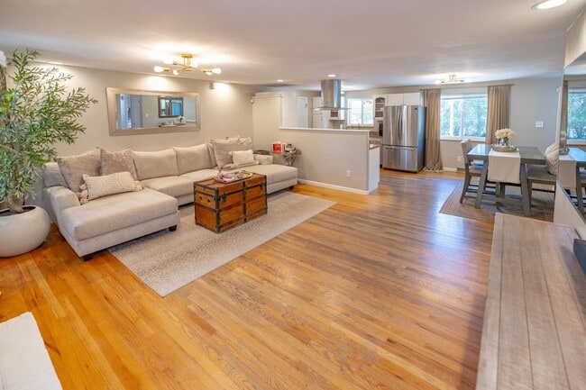 Building Photo - Amazing 3 bed/3 bath rental.  New Flooring!!  Solar Panels!!