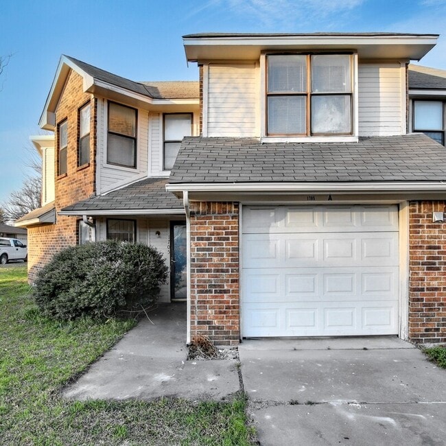 Photo - 1705 La Salle Dr Townhome