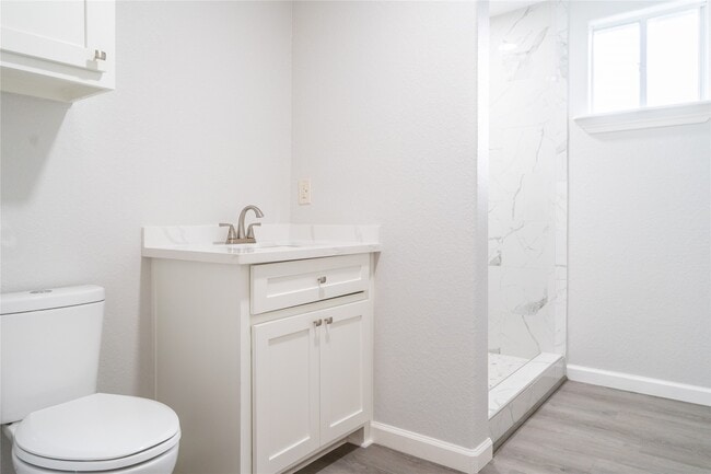 Building Photo - 134 E Bernard St