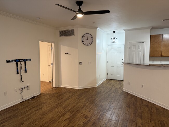 Building Photo - 2502 Leon St Unit 201