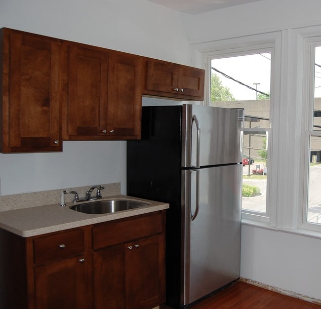 Cocina con encimeras de Corian - 485 Elmwood Ave Unidad 5