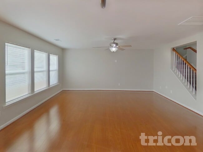 Photo - 11019 Kinnairds St