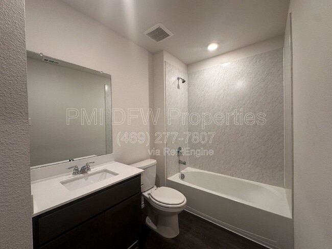 Photo - 2530 Russell St