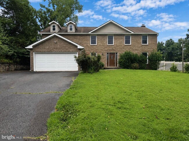 Building Photo - 9627 Locust Hill Dr