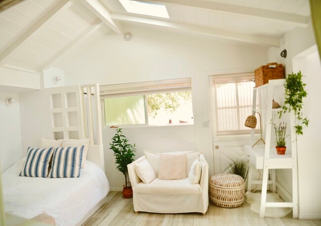 High Ceilings with two skylights - 13554 Rand Dr Unidad Guesthouse