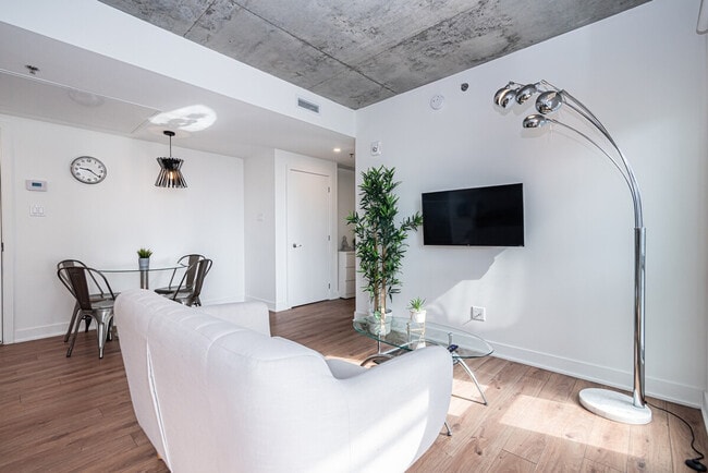 Building Photo - 1633 Rue St-Hubert Unit ID1261773P