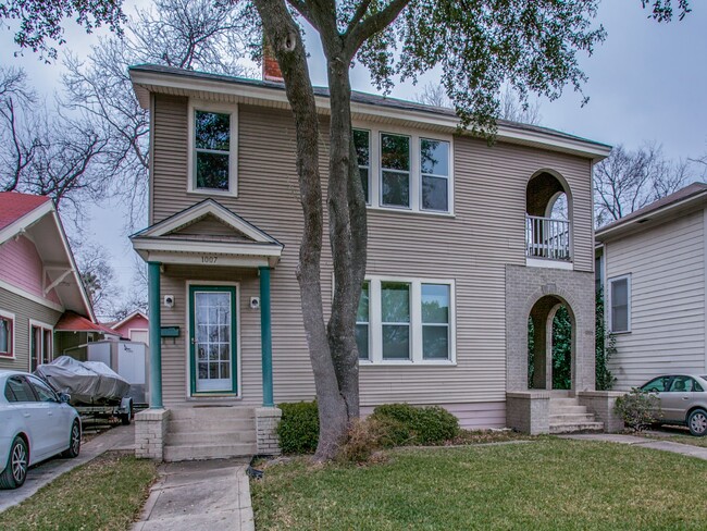 Front door with green columns. - 1007 W Craig Pl Unidad Upstairs apartment