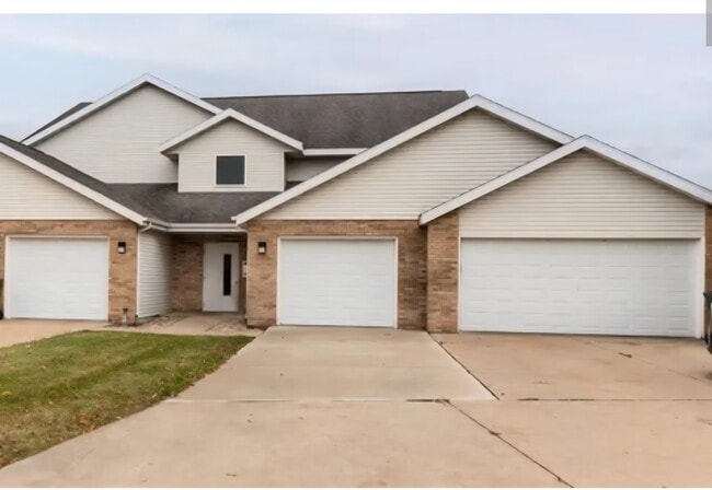 Garaje para un coche con entrada de hormigón. - 1121 Stonewood Xing Unidad #3